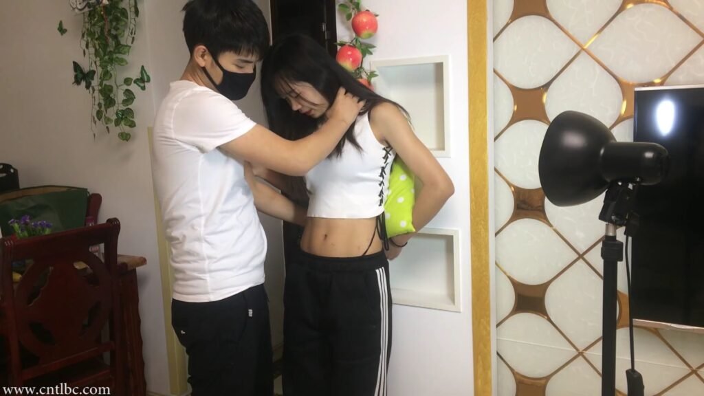 희귀) 귀여운 여자애 배빵하기